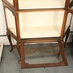 Антикварная витрина на изящных ножках-кабриоль 1890-х гг. 