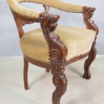 Антикварное кресло с резными маскаронами 1870-х гг.