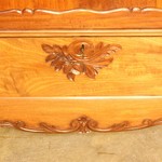 Антикварный платяной шкаф в стиле неорококо с резным навершием 1860-х гг.