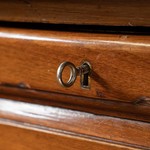 Антикварный книжный шкаф с разомкнутым фронтоном 1880-х гг. 