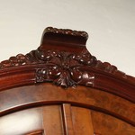 Антикварная горка с фигурной линией фасада 1900-х гг. 