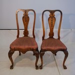 Пара антикварных стульев с полосатой обивкой 1890-х гг.
