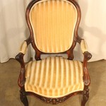 Пара антикварных стульев в стиле неорококо с резным навершием 1850-х гг. 