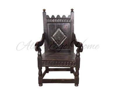 Антикварное кресло с фигурным навершием