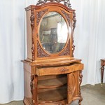 Антикварный шкаф с роскошным резным навершием 1850-х гг. 