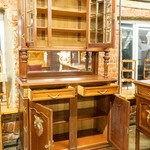 Антикварный буфет с фигурной расстекловкой и декоративными венками 1870-х гг. 