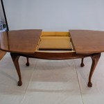 Винтажный ореховый стол с фигурным контуром столешницы 1950-х гг.