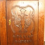 Антикварный шкаф с гербовыми композициями 1750-х гг. 