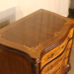 Антикварный комод с фасадом a la serpantine и контрастной интарсией 1880-х гг. 