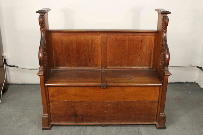 Антикварная дубовая скамья с резными локотками 1880-х гг. 