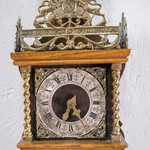 Винтажные часы с художественным литьем