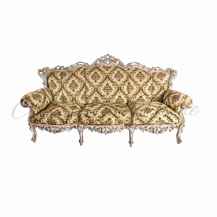 Винтажный диван с ажурной резьбой
