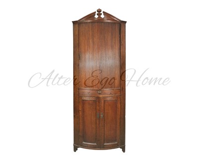 Антикварный угловой шкаф с разомкнутым фронтоном 1760-х гг.