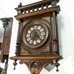 Антикварные настенные часы в классическом стиле
