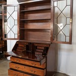 Антикварный шкаф-секретер с декоративной расстекловкой 1790-х гг. 