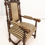 Антикварное кресло с резными грифонами