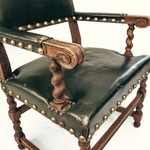 Кресла в классическом стиле с резными завитками на подлокотниках