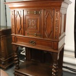 Антикварный поставец с витыми ножками 1890-х гг. 