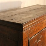 Антикварный шкаф с гербовыми композициями 1750-х гг. 