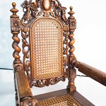 Миниатюрное антикварное кресло с прорезной спинкой и витыми деталями