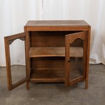 Антикварный чайный столик со стеклянными дверцами 1910-х гг. 