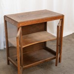 Антикварный чайный столик со стеклянными дверцами 1910-х гг. 