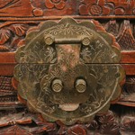 Антикварный китайский сундук с резными композициями 1910-х гг. 