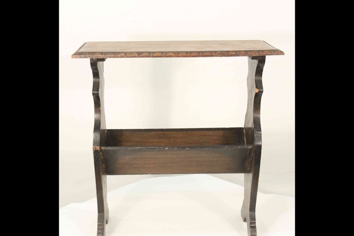 Антикварная газетница с резным бортиком 1910-х гг. 