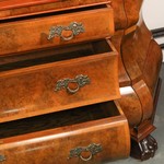 Антикварная горка с фигурной линией фасада 1900-х гг. 