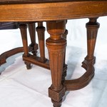 Антикварный стол с овальной столешницей