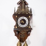 Винтажные часы с богатым бронзовым убранством с античными мотивами