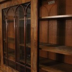 Антикварный книжный шкаф с арочным декором 1860-х гг. 