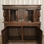 Антикварный английский шкаф с резным фасадом 1680-х гг. 