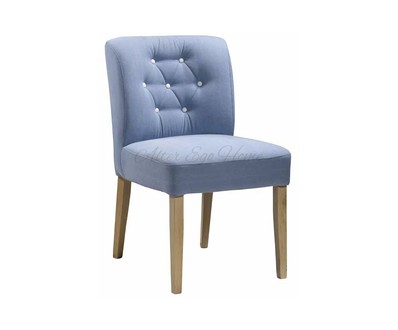 Нежно-голубой стул с объемным шестиугольником из стяжки на спинке