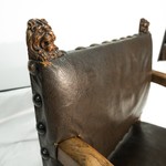 Антикварное кресло с кожаной обивкой