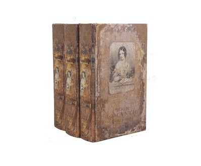 Шкатулка с тремя выдвижными ящиками в виде книг