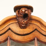 Антикварная настенная витрина со скошенными торцами 1890-х гг. 