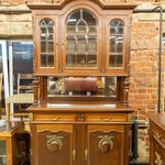 Антикварный буфет с фигурной расстекловкой и декоративными венками 1870-х гг. 