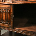 Антикварный сервант с резным убранством 1920-х гг. 