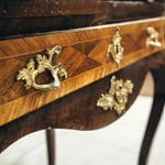 Стол-бюро в стиле ампир с крышкой украшенной паркетри и бронзовыми накладками