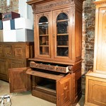 Антикварный буфет с резными головками