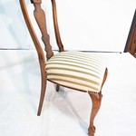 Комплект старинных стульев с золотистой обивкой