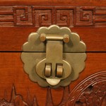 Антикварный китайский сундук с резными композициями 1910-х гг. 