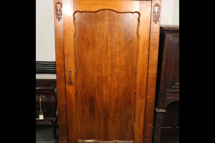 Пара антикварных шкафов светлого ореха 1840-х гг. 