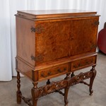 Антикварный поставец с резным декором 1900-х гг. 