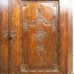 Антикварный угловой шкаф с застекленными дверцами 1880-х гг.