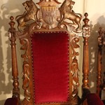 Антикварное кресло в стиле неоренессанс с гербовым щитком на навершии 1850-х гг. 