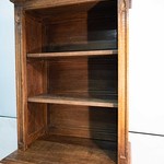 Антикварный книжный шкаф в готическом стиле