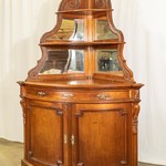 Антикварный угловой шкаф с фигурной верхней частью 1880-х гг. 