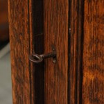 Антикварный навесной угловой шкафчик из дуба 1880-х гг. 